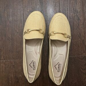 *SOLD on FB* White Mountain loafers